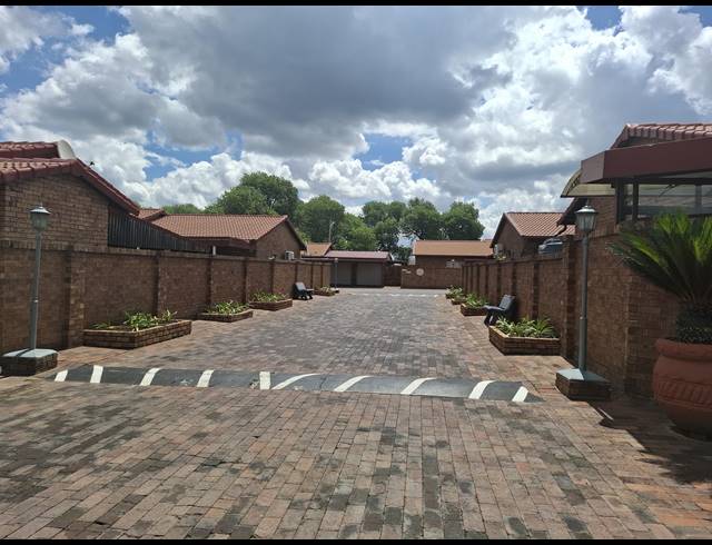 4 BEDROOM TOWNHOUSE FOR SALE IN DAL FOUCHE